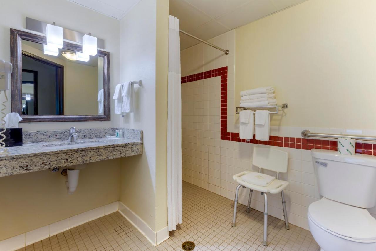 Quality Inn Ошкош Екстер'єр фото