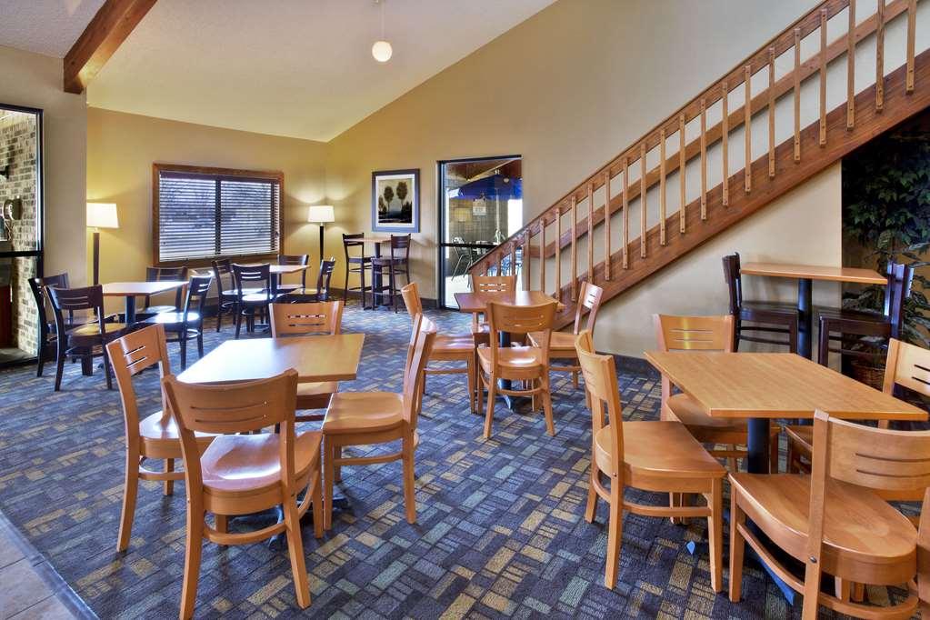 Quality Inn Ошкош Ресторан фото
