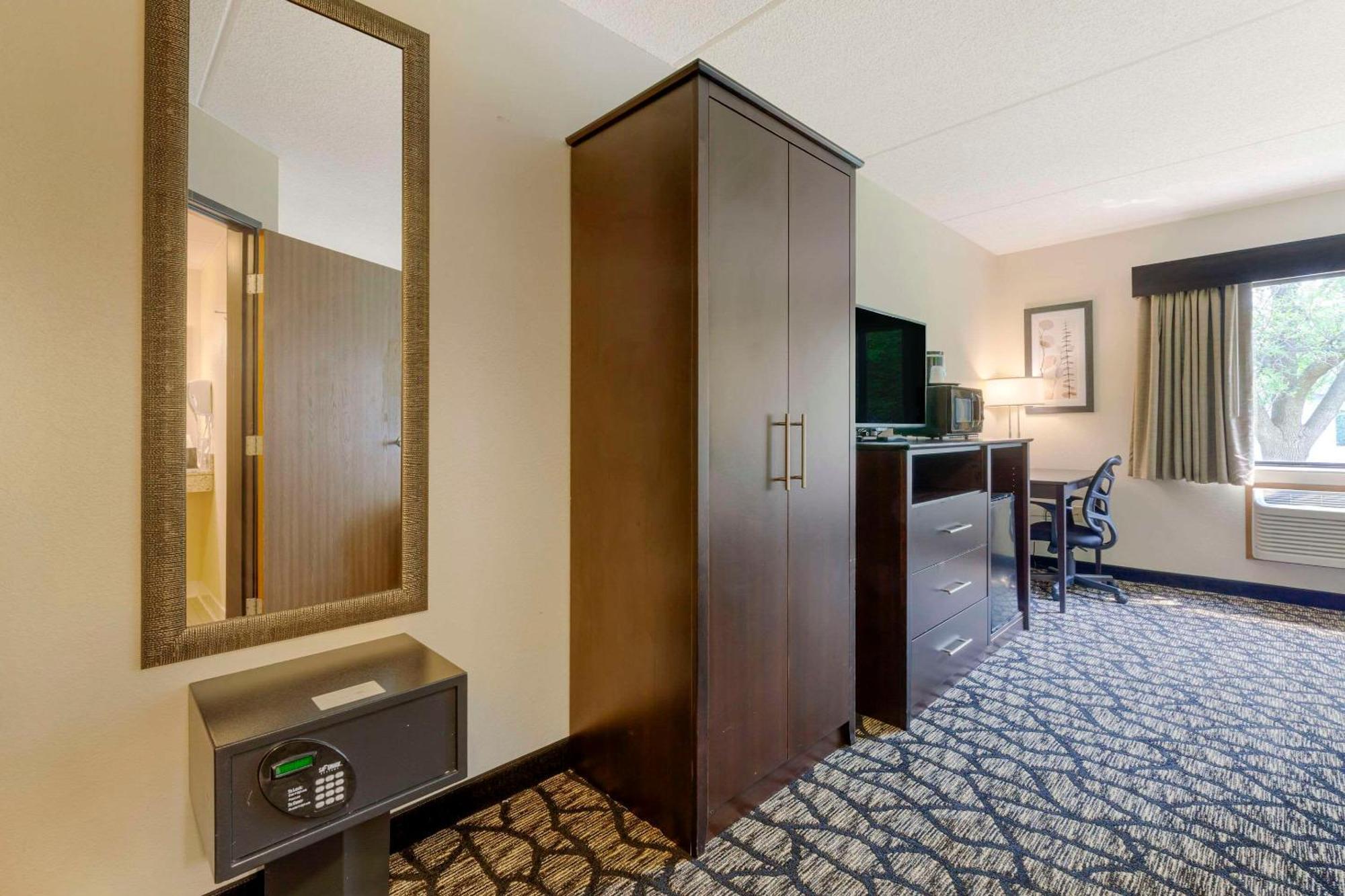 Quality Inn Ошкош Екстер'єр фото